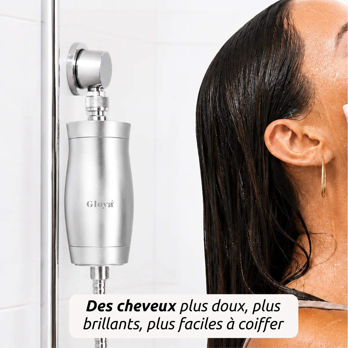 Filtre de douche Gloya monté sur la douche à côté d'une femme aux cheveux mouillés