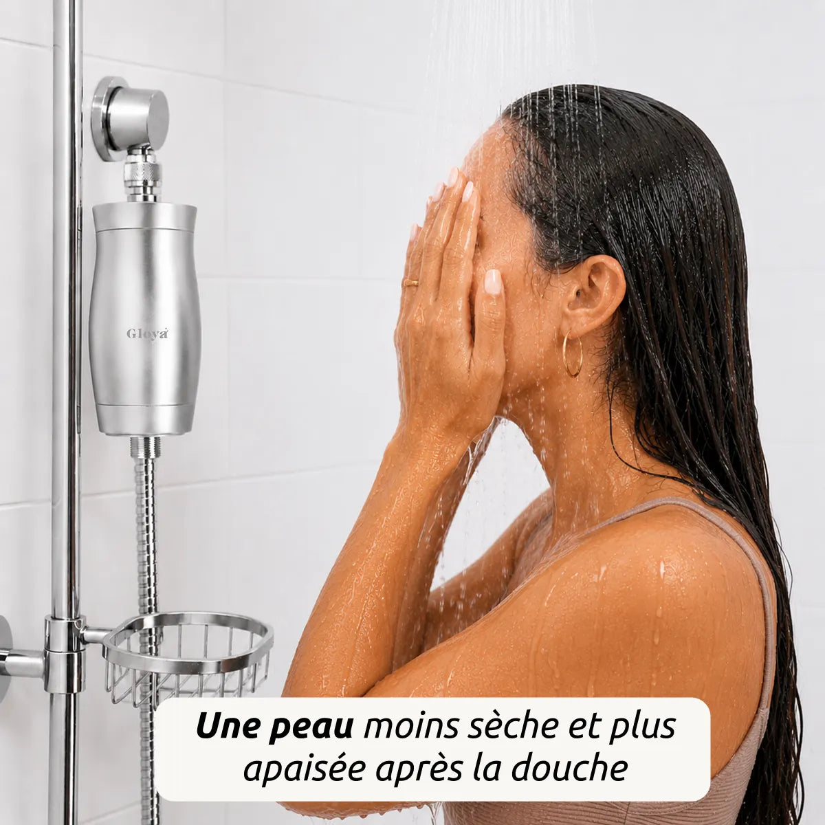 Femme sous la douche équipée du filtre Gloya pour une peau moins sèche et apaisée